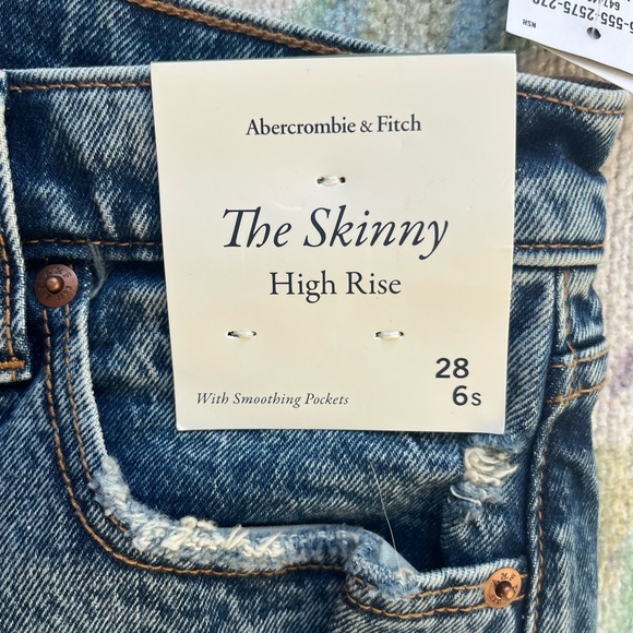 NWT Abercrombie jeans. “The Skinny High-rise” size 6 - Picture 3 of 6